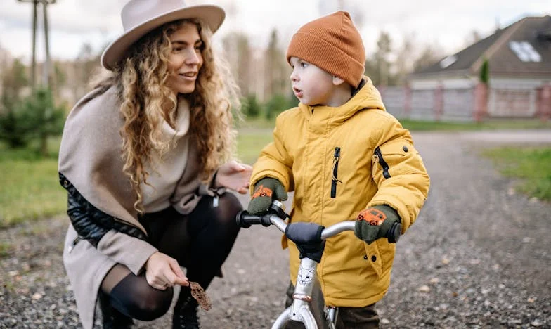 La relation d'Alexandra avec sa mère a toujours été compliquée. Isabelle, une femme aux convictions fortes et à la volonté encore plus forte, ne manquait pas de faire savoir qu'elle croyait en l'amour strict. Elle rappelait souvent à Alexandra et à son frère, Jean, qu'ils n'avaient droit à rien simplement parce qu'ils étaient ses enfants. Cette philosophie s'étendait à tous les aspects de la vie d'Alexandra, y compris lorsqu'elle est devenue mère de Mathéo, son fils énergique de quatre ans