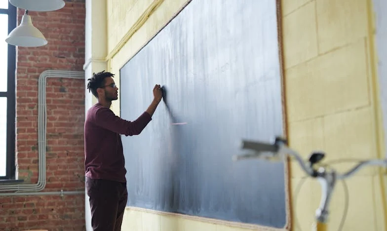 La Lettre Ouverte d'une Professeure Retraitée Ébranle la Communauté : La Crise Cachée dans Nos Écoles