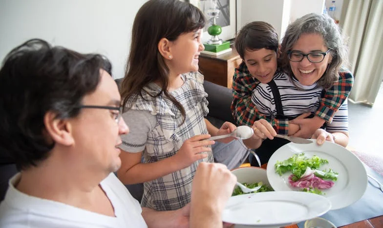 Un petit-déjeuner familial avec de la tension dans l'air