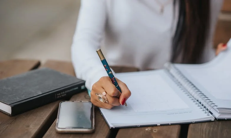 La réalité à la maison était loin de ce que j'imaginais. À mesure que les enfants entraient dans l'adolescence, leur gratitude semblait s'évanouir, remplacée par un sentiment de droit et des demandes constantes pour plus. Les appels vidéo et les messages, qui étaient auparavant remplis de rires et de récits sur leur journée, se sont transformés en listes de souhaits et de plaintes sur ce que leurs amis ont et pas eux