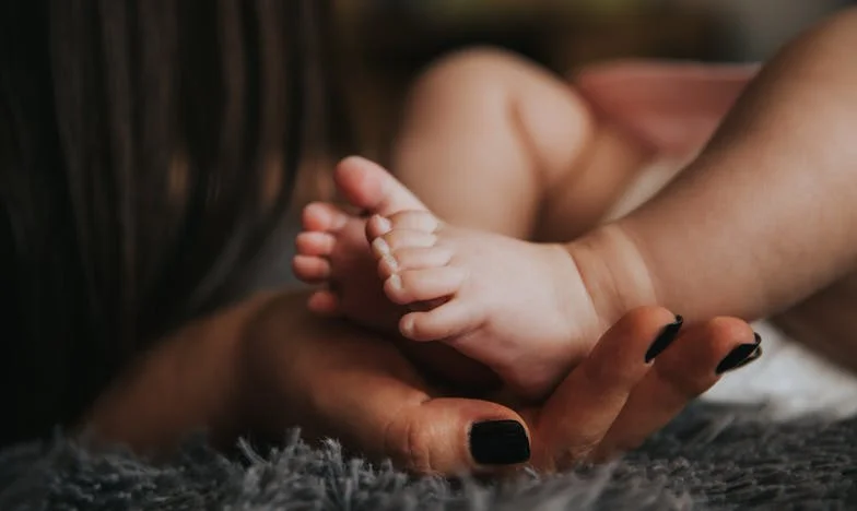 "Pris au piège : Quand la mère et la belle-mère réclament une attention constante"