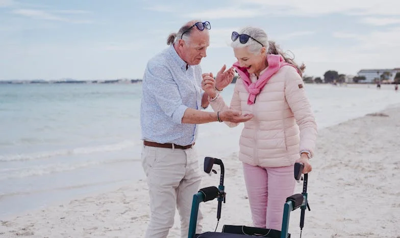 "À 65 ans, elle épouse son amour de jeunesse. Leurs enfants boudent le mariage"