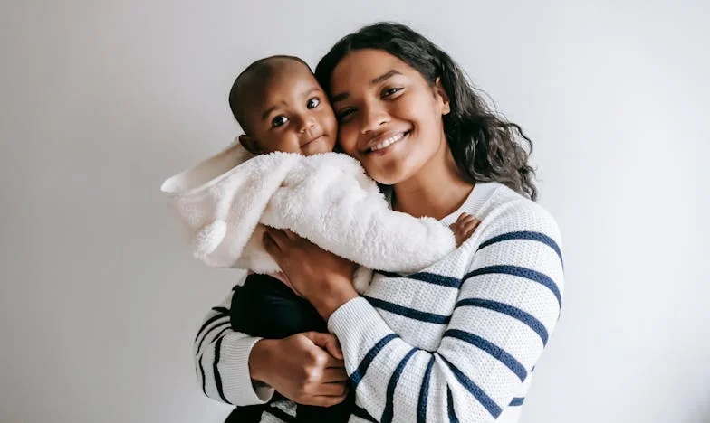 "Je Veux Ouvrir les Yeux de Mon Fils sur Sa Femme, Mais J'ai Peur Qu'il Me Voie Comme l'Ennemi" : Une Belle-Mère se Confie à Ses Voisins