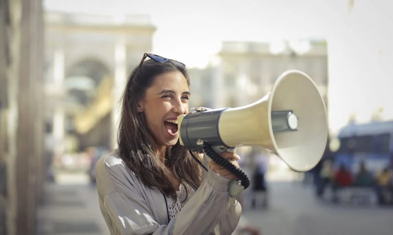 "Mamie Me Force à Partager Mon Appartement avec Mon Frère. Au Début, Je Pensais Que C'était une Blague"